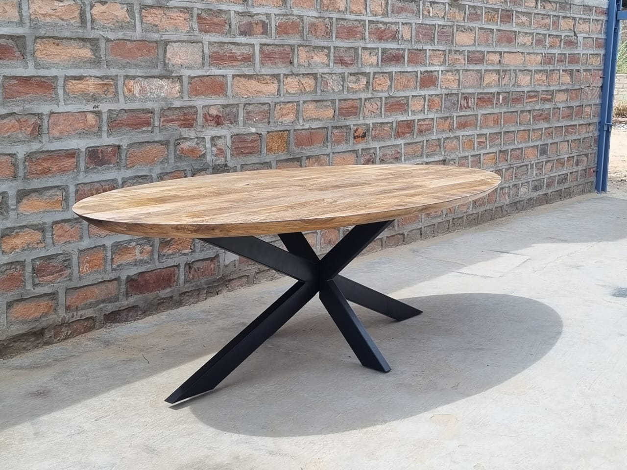 Mango wood dining table with tapered edge - oval